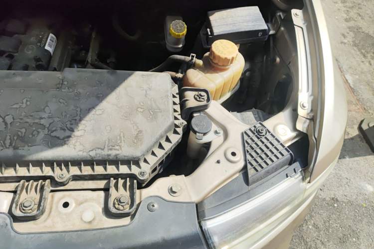 Used Wuling Hongguang V 2019 1.5L Jingqu Version China VI LAR Engine Bay Left