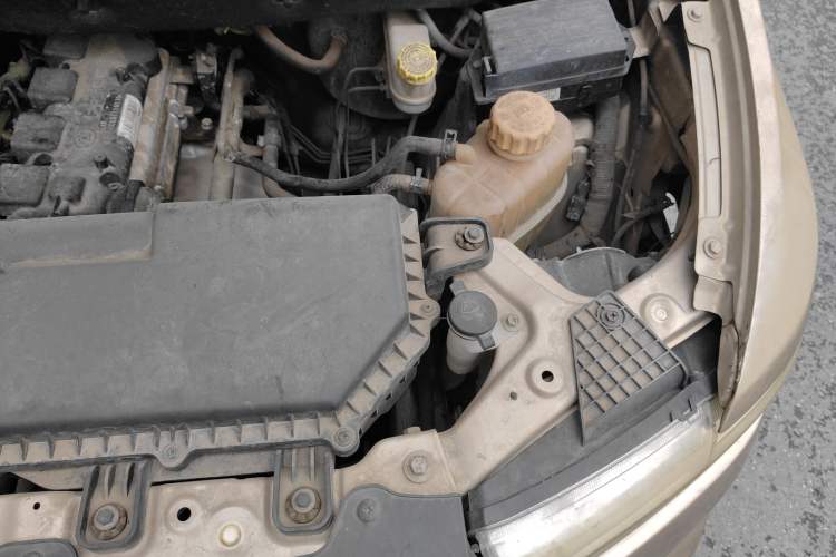 Used Wuling Hongguang V 2019 1.5L Jingqu Version China VI LAR Engine Bay Left