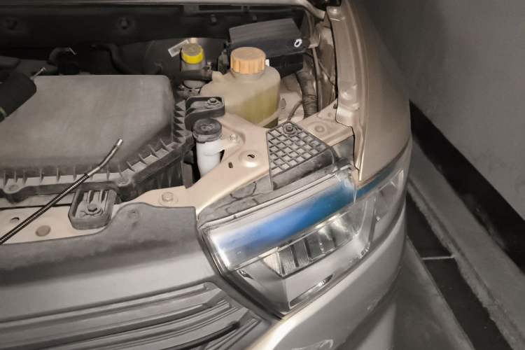 Used Wuling Hongguang V 2019 1.5L Jingqu Edition Sealed-Window Vehicle China VI LAR Engine Bay Left