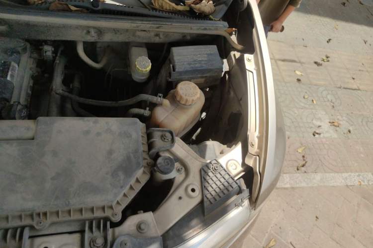 Used Wuling Hongguang V 2019 1.5L Jingqu Version China VI LAR Engine Bay Left