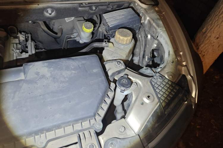 Used Wuling Hongguang V 2019 1.5L Jingqu Version China VI LAR Engine Bay Left