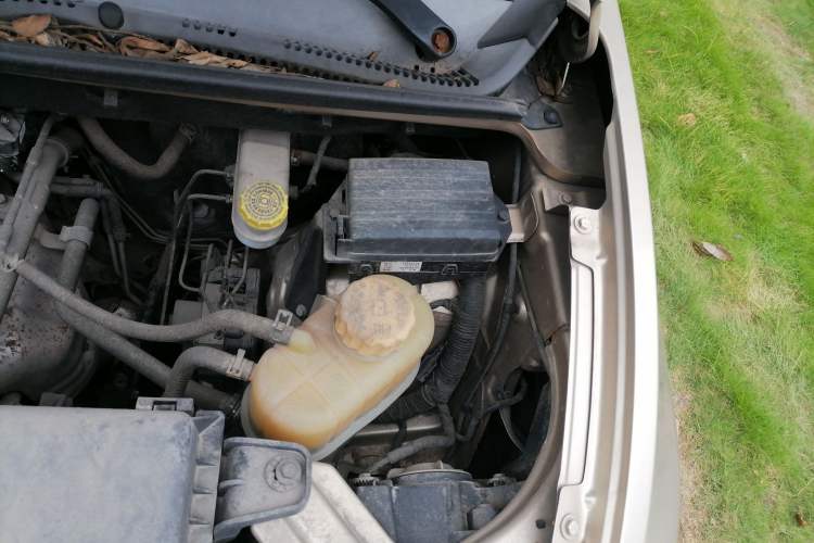 Used Wuling Hongguang V 2019 1.5L Jingqu Version China VI LAR Engine Bay Left