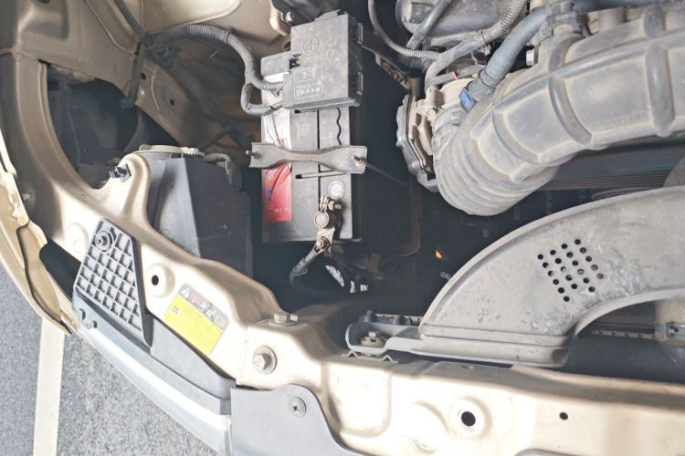 Used Wuling Hongguang V 2019 1.5L Jingqu Edition Sealed-Window Vehicle China VI LAR Engine Bay Right