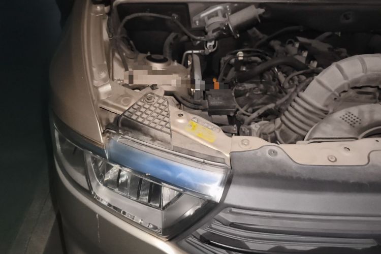 Used Wuling Hongguang V 2019 1.5L Jingqu Edition Sealed-Window Vehicle China VI LAR Engine Bay Right