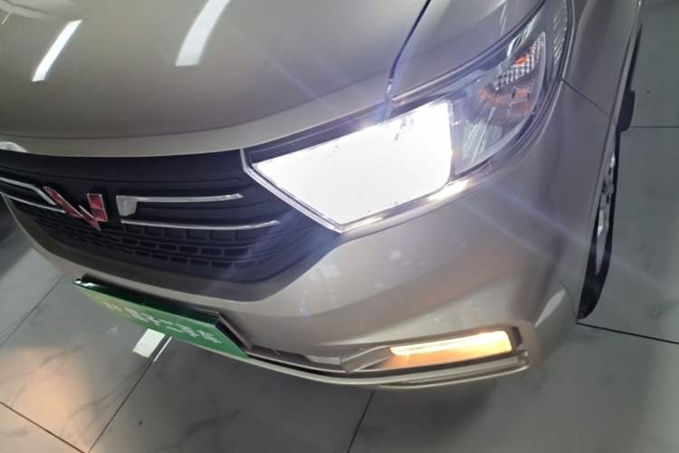 Used Wuling Hongguang V 2019 1.5L Enjoyment Version China VI LAR Left Front Headlight