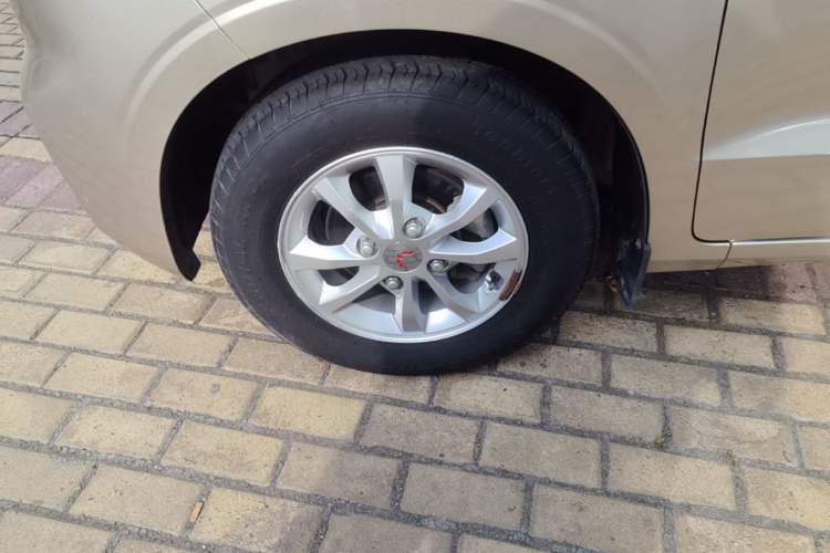 Used Wuling Hongguang V 2019 1.5L Enjoyment Version China VI LAR Left Front Wheel Hub