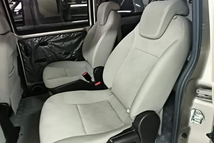 Used Wuling Hongguang V 2019 1.5L Enjoyment Version China VI LAR Left Rear Seat