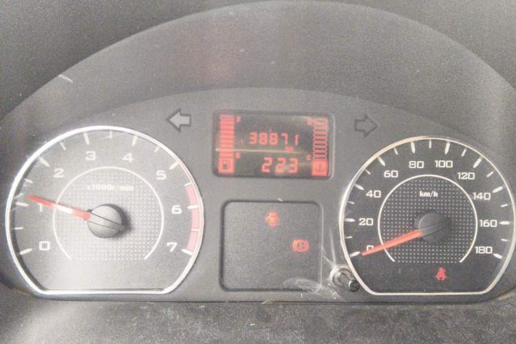 Used Wuling Hongguang V 2019 1.5L Jingqu Edition Sealed-Window Vehicle China VI LAR Odometer Close Up