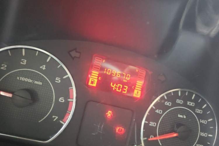 Used Wuling Hongguang V 2019 1.5L Jingqu Edition Sealed-Window Vehicle China VI LAR Odometer Close Up