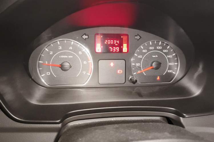 Used Wuling Hongguang V 2019 1.5L Jingqu Edition Sealed-Window Vehicle China VI LAR Odometer Close Up