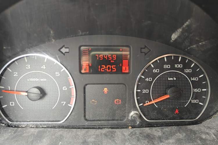 Used Wuling Hongguang V 2019 1.5L Standard Version China VI LAR Odometer Close Up