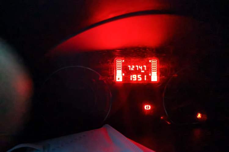Used Wuling Hongguang V 2019 1.5L Standard Version China VI LAR Odometer Close Up
