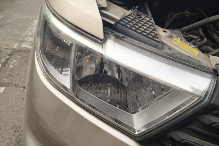 Used Wuling Hongguang V 2019 1.5L Jingqu Edition Sealed-Window Vehicle China VI LAR Right Front Headlight