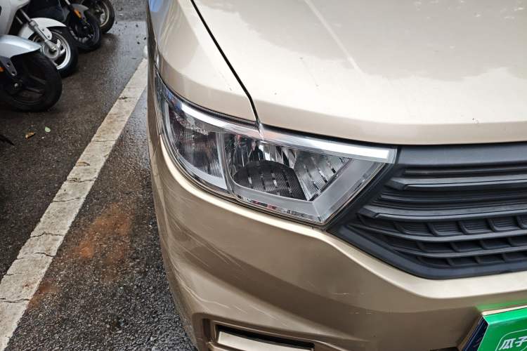 Used Wuling Hongguang V 2019 1.5L Jingqu Version China VI LAR Right Front Headlight