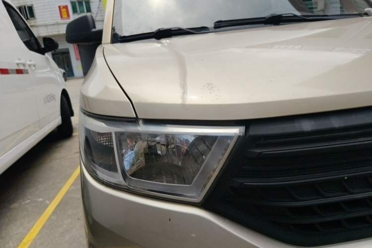 Used Wuling Hongguang V 2019 1.5L Jingqu Edition Sealed-Window Vehicle China VI LAR Right Front Headlight