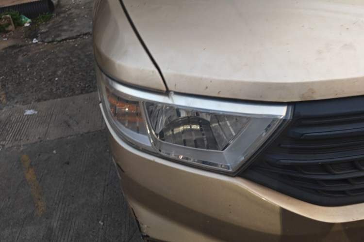 Used Wuling Hongguang V 2019 1.5L Jingqu Edition Sealed-Window Vehicle China VI LAR Right Front Headlight