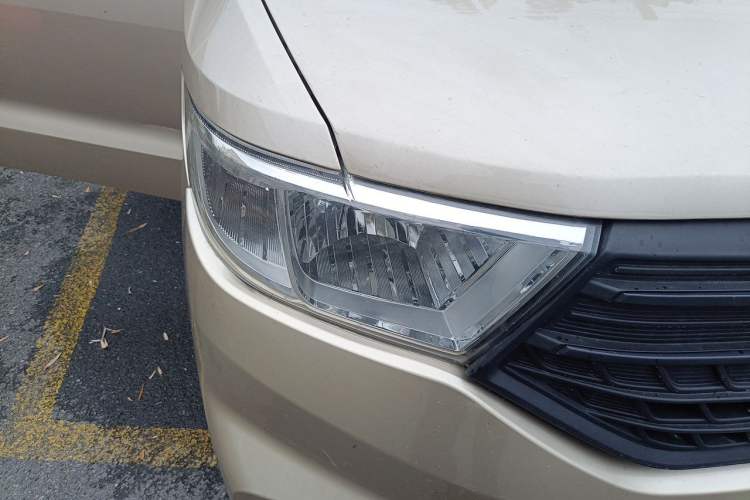 Used Wuling Hongguang V 2019 1.5L Base Version China VI LAR Right Front Headlight