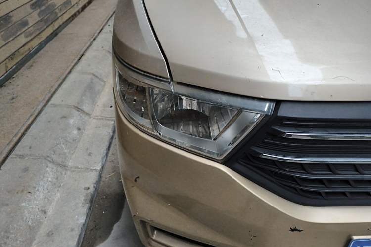 Used Wuling Hongguang V 2019 1.5L Standard Version China VI LAR Right Front Headlight