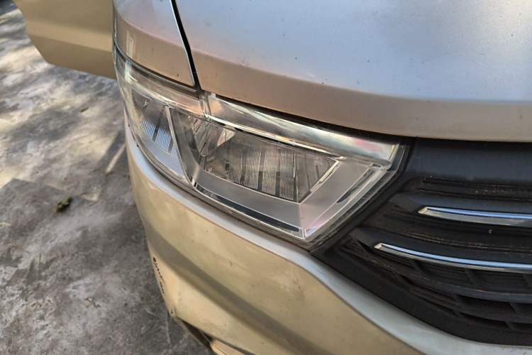 Used Wuling Hongguang V 2019 1.5L Enjoyment Version China VI LAR Right Front Headlight