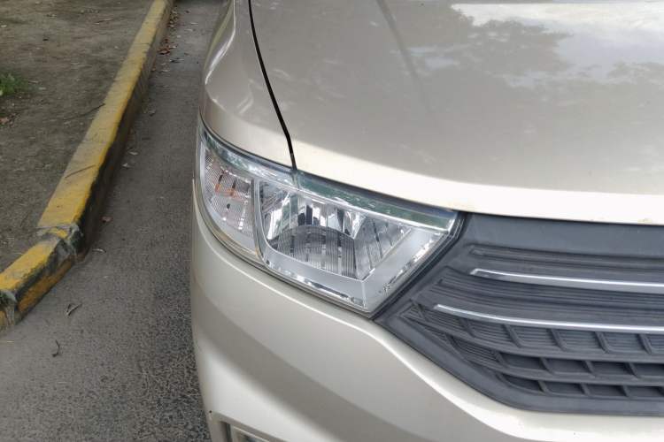 Used Wuling Hongguang V 2019 1.5L Enjoyment Version China VI LAR Right Front Headlight