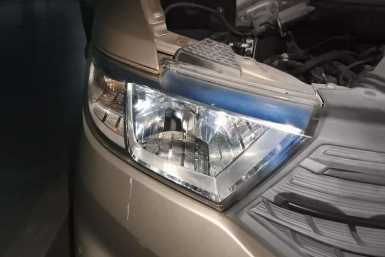 Used Wuling Hongguang V 2019 1.5L Jingqu Edition Sealed-Window Vehicle China VI LAR Right Front Headlight