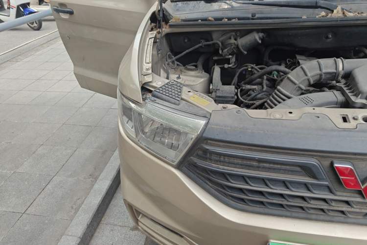 Used Wuling Hongguang V 2019 1.5L Standard Version China VI LAR Right Front Headlight
