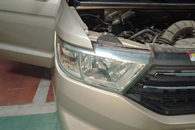 Used Wuling Hongguang V 2019 1.5L Jingqu Version China VI LAR Right Front Headlight