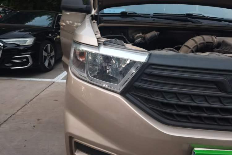 Used Wuling Hongguang V 2019 1.5L Standard Version China VI LAR Right Front Headlight