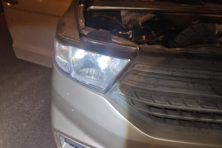 Used Wuling Hongguang V 2019 1.5L Jingqu Version China VI LAR Right Front Headlight