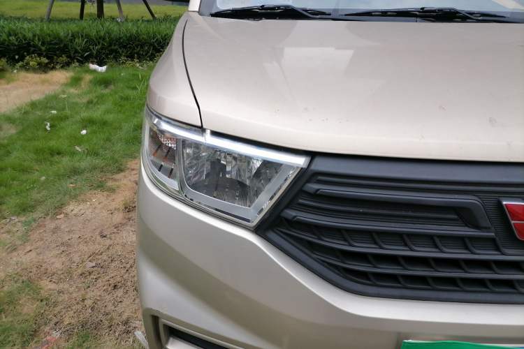Used Wuling Hongguang V 2019 1.5L Jingqu Version China VI LAR Right Front Headlight
