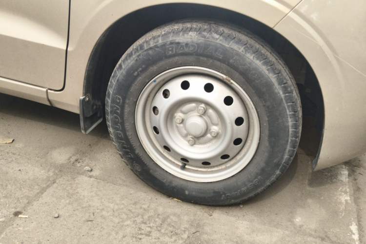 Used Wuling Hongguang V 2019 1.5L Jingqu Edition Sealed-Window Vehicle China VI LAR Right Front Wheel Hub