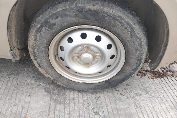 Used Wuling Hongguang V 2019 1.5L Base Version L2B Right Front Wheel Hub