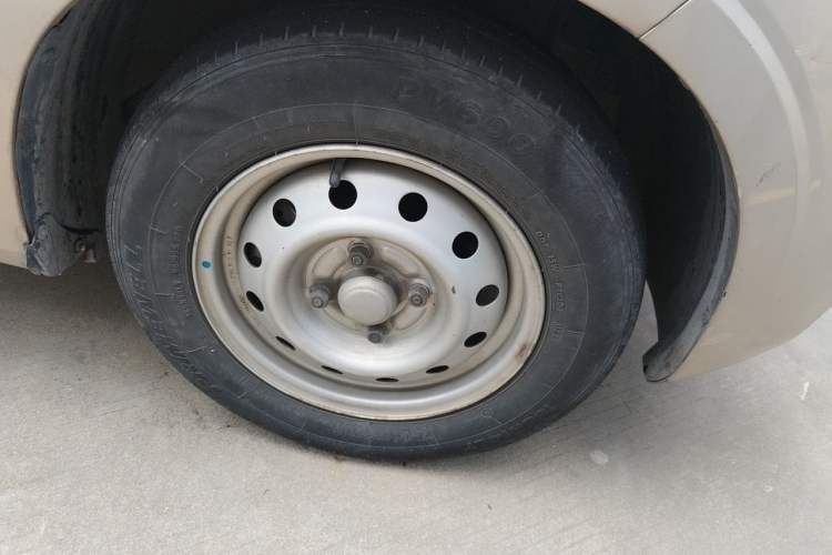 Used Wuling Hongguang V 2019 1.5L Jingqu Edition Sealed-Window Vehicle China VI LAR Right Front Wheel Hub