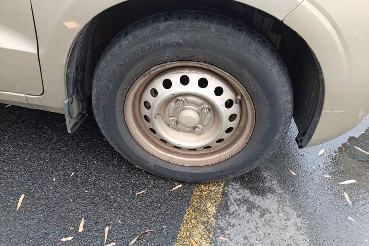 Used Wuling Hongguang V 2019 1.5L Base Version China VI LAR Right Front Wheel Hub