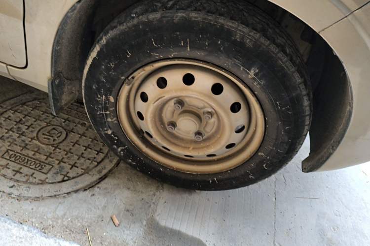 Used Wuling Hongguang V 2019 1.5L Standard Version China VI LAR Right Front Wheel Hub