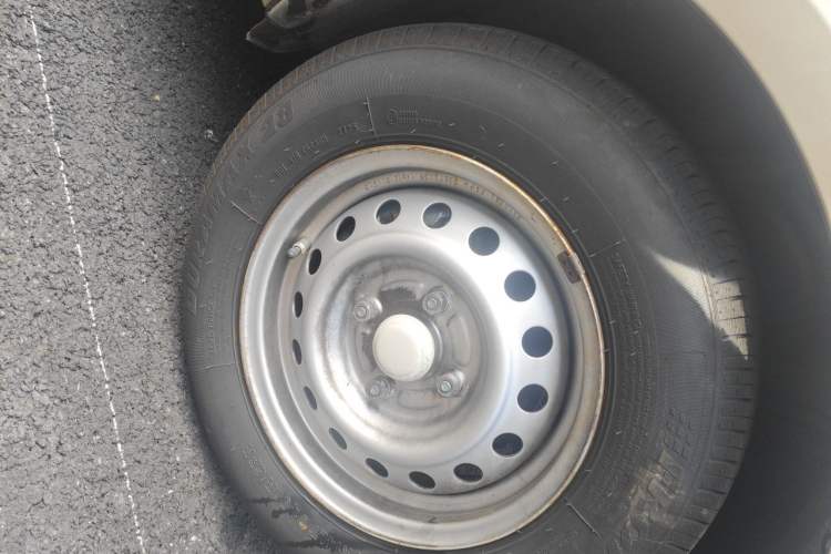 Used Wuling Hongguang V 2019 1.5L Jingqu Version China VI LAR Right Front Wheel Hub