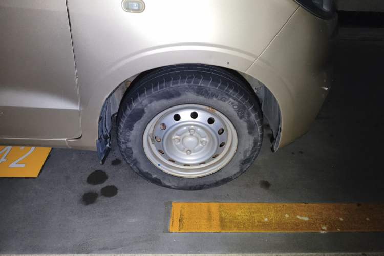 Used Wuling Hongguang V 2019 1.5L Jingqu Edition Sealed-Window Vehicle China VI LAR Right Front Wheel Hub