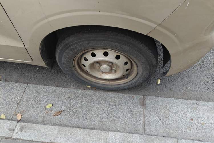 Used Wuling Hongguang V 2019 1.5L Standard Version China VI LAR Right Front Wheel Hub