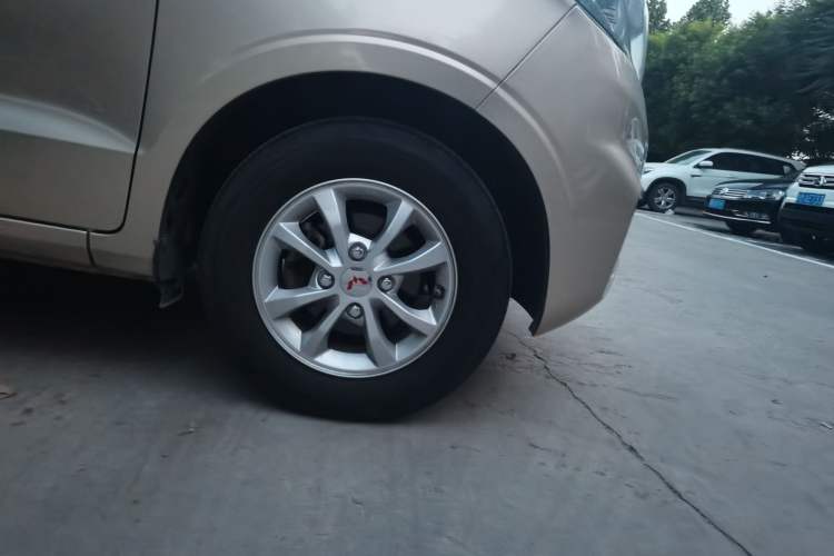 Used Wuling Hongguang V 2019 1.5L Standard Version China VI LAR Right Front Wheel Hub
