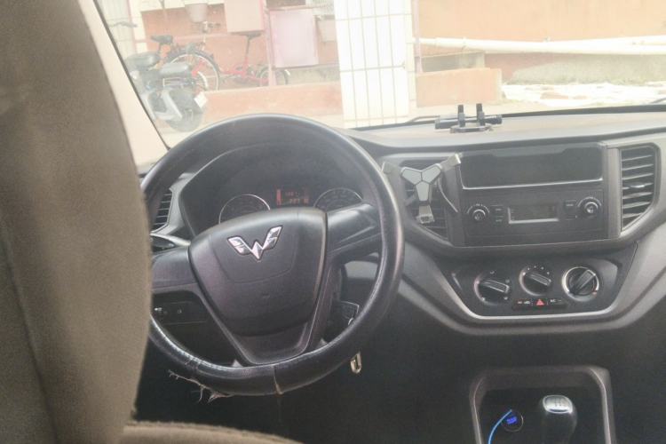 Used Wuling Hongguang V 2019 1.5L Jingqu Edition Sealed-Window Vehicle China VI LAR Steering Wheel