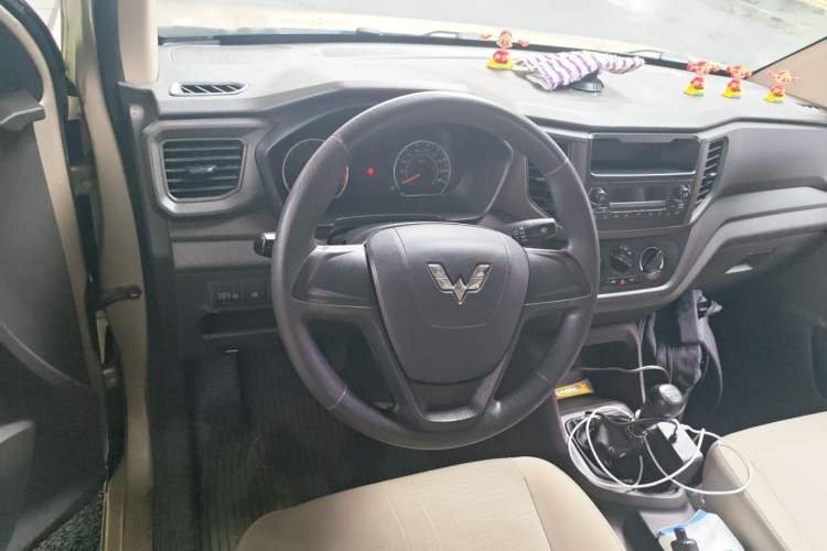 Used Wuling Hongguang V 2019 1.5L Jingqu Edition Sealed-Window Vehicle China VI LAR Steering Wheel