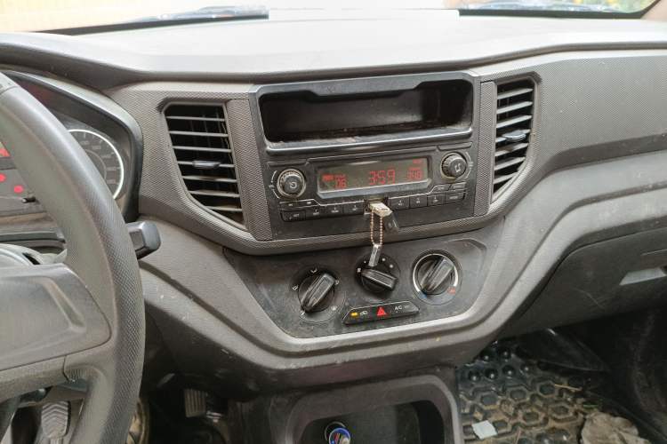 Used Wuling Hongguang V 2020 1.5L Commercial Vehicle China VI LAR Audio And AC Panel