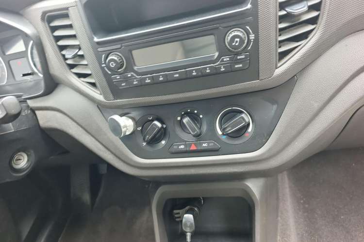 Used Wuling Hongguang V 2020 1.2L Jingqu Edition Window-Sealed Vehicle China VI LSI Audio And AC Panel