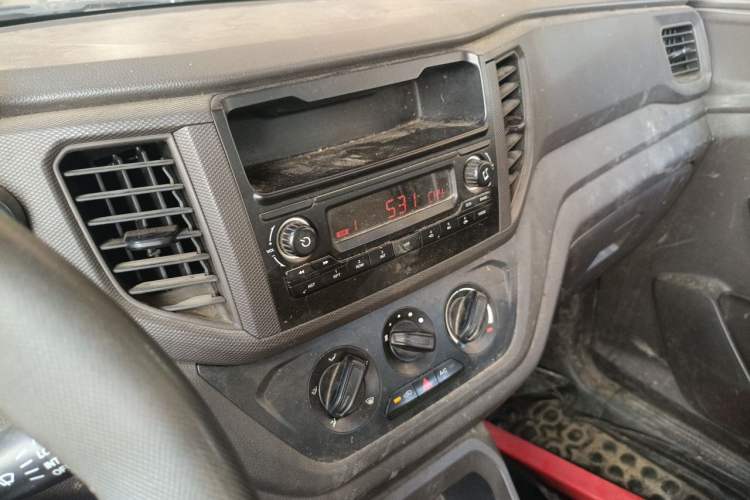 Used Wuling Hongguang V 2020 1.5L Commercial Vehicle China VI LAR Audio And AC Panel