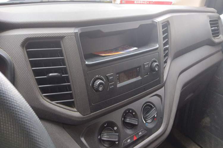 Used Wuling Hongguang V 2020 1.5L Commercial Vehicle China VI LAR Audio And AC Panel