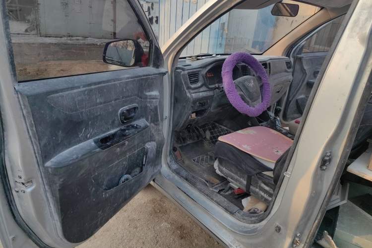 Used Wuling Hongguang V 2020 1.5L Commercial Vehicle China VI LAR Driver Seat