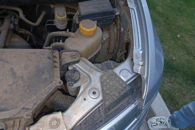 Used Wuling Hongguang V 2020 Model 1.2L Jingqu Edition China VI LSI Engine Bay Left