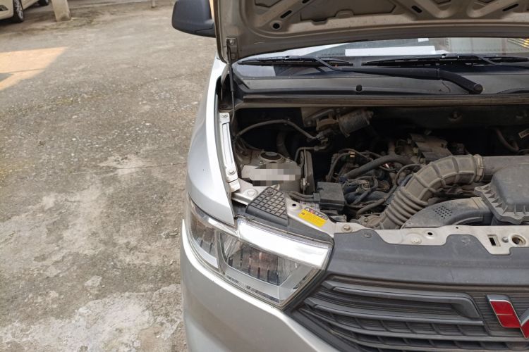 Used Wuling Hongguang V 2020 1.5L Commercial Vehicle China VI LAR Engine Bay Right
