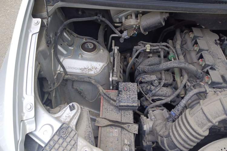 Used Wuling Hongguang V 2020 1.5L Commercial Vehicle China VI LAR Engine Bay Right