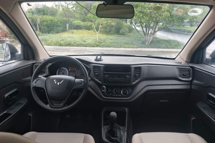 Used Wuling Hongguang V 2020 1.2L Jingqu Edition Window-Sealed Vehicle China VI LSI Interior 1